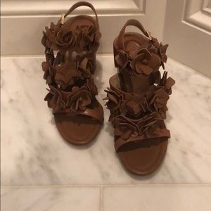 Tory burch Sandel’s shoe size is 8.5 women’s
